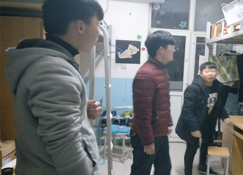 团总支书记深入学生宿舍1_副本.jpg